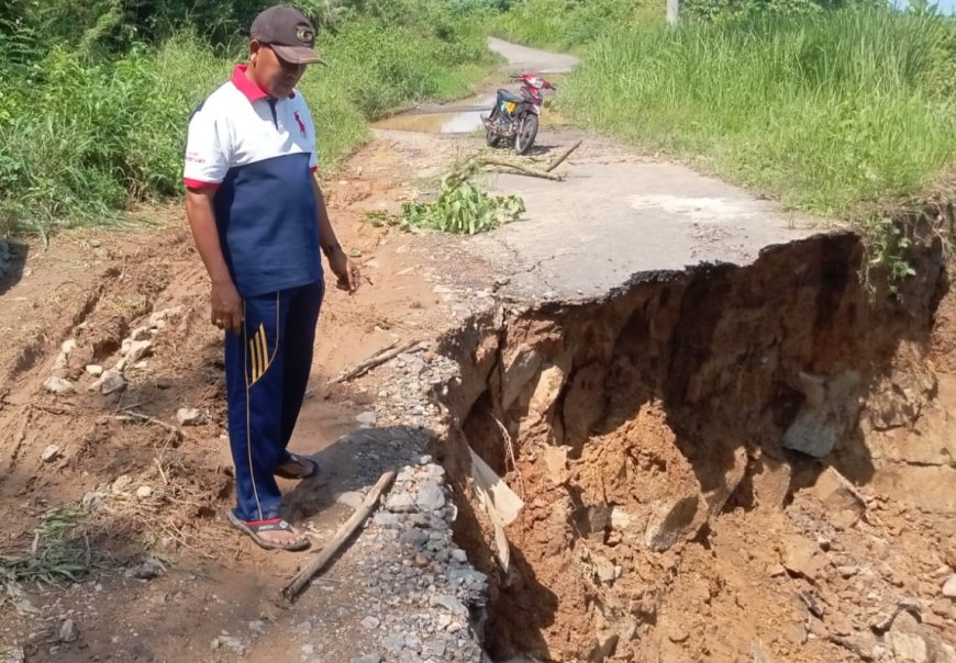 Jalan Penghubung Kecamatan Nyaris Putus Akibat Longsor, Nuzul Irsan Minta Dinas Terkait Segera Tangani