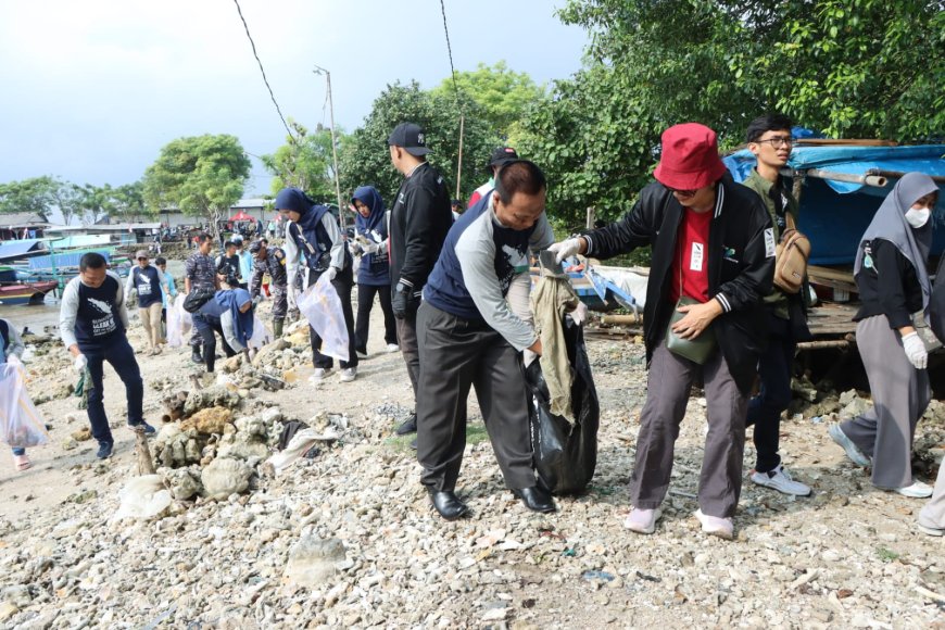 Peringati HPN, PWI Provinsi Lampung Bersama Pemprov Lampung Gelar Aksi Bersih Pantai