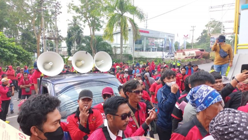 Ratusan Masa Geruduk Kantor PLN UID Lampung