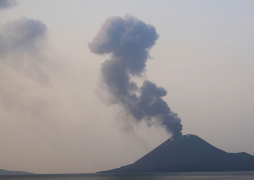 GAK Kembali Erupsi, Wisatawan Diminta Tidak Mendekat Radius 5 Kilometer