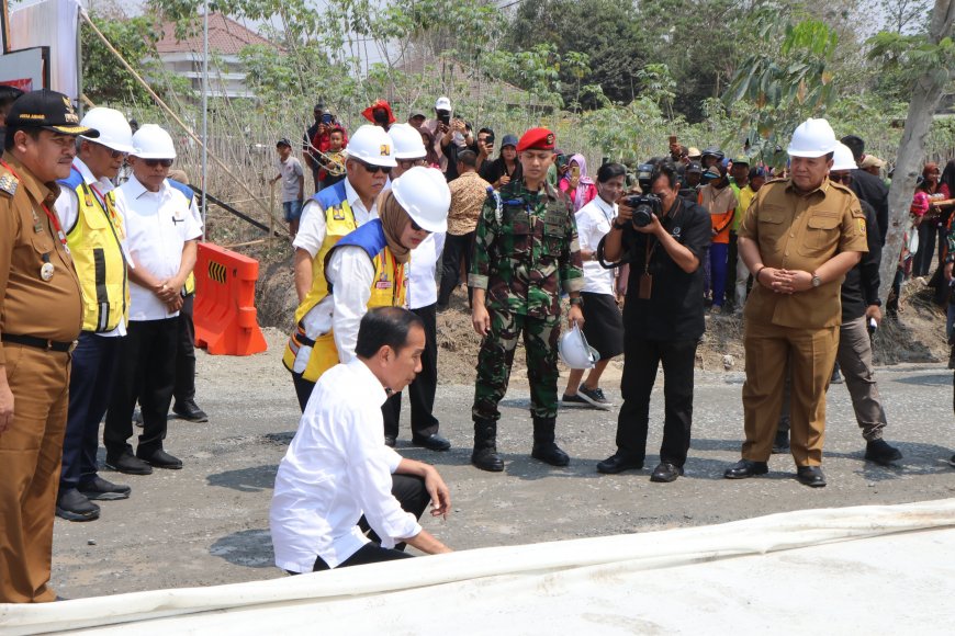 Presiden Jokowi Tinjau Perbaikan Ruas Jalan Simpang Randu - Seputih Surabaya