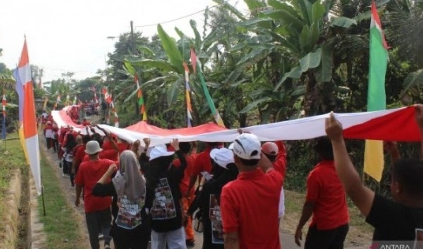 Peringati HUT RI, Ribuan Warga Pasuruan Bentangkan Bendera Merah Putih Sepanjang 79 Meter