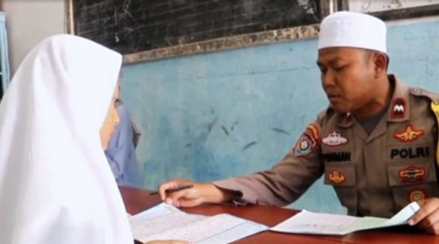 Dedikasi Polisi Poniman dalam Mengabdi pada Masyarakat dengan Mengajar Mengaji