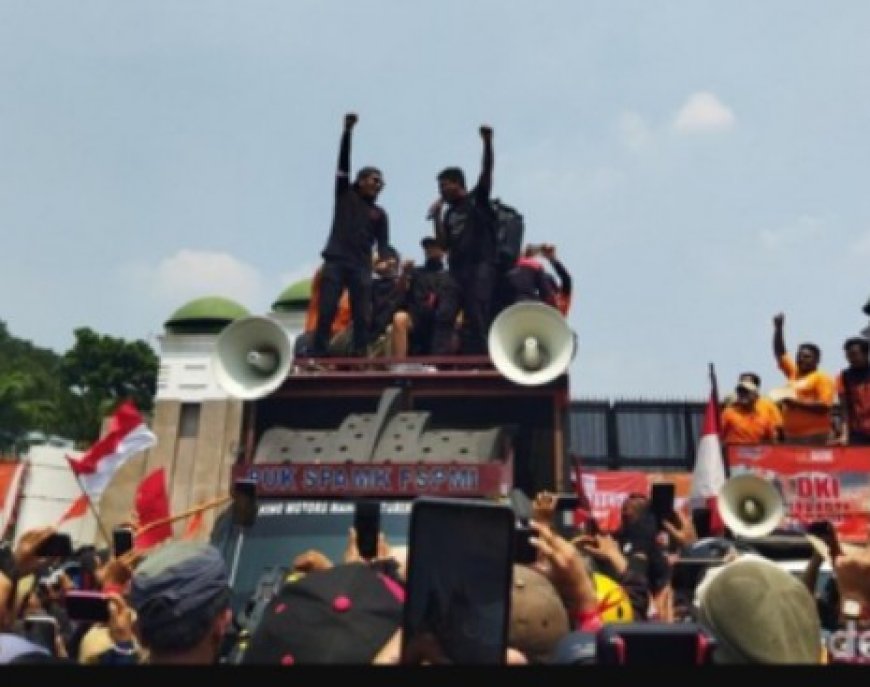 Komika StandupIndo Turun ke Jalan: Protes di Depan DPR, 'Jangan Harap Kami Lucu!'