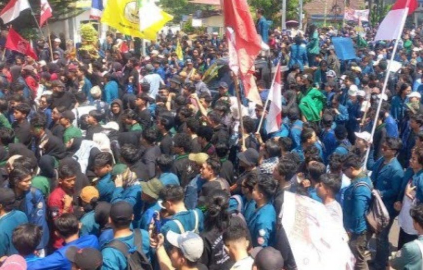 Massa Menggugat, Ribuan Mahasiswa Geruduk DPRD Lampung