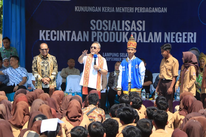 Zulkifli Hasan Ajak Siswa SMAN 1 Jatiagung Cintai Produk Lokal