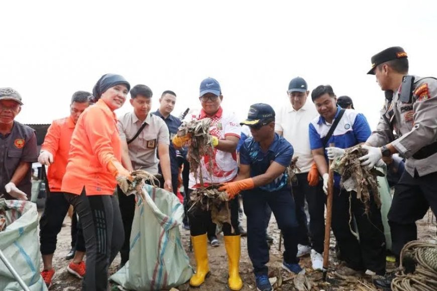 "Pemprov Lampung Ajak Warga Kurangi Sampah Plastik dan Jaga Kebersihan Pantai