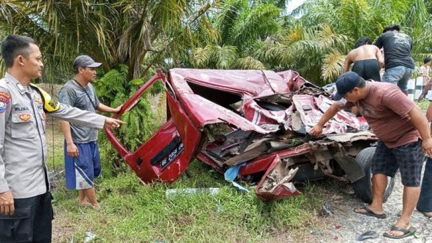 Rem Blong, Truk Fuso Terguling di Tanjakan Lemong Dua Orang Tewas Tertimpa Minibus