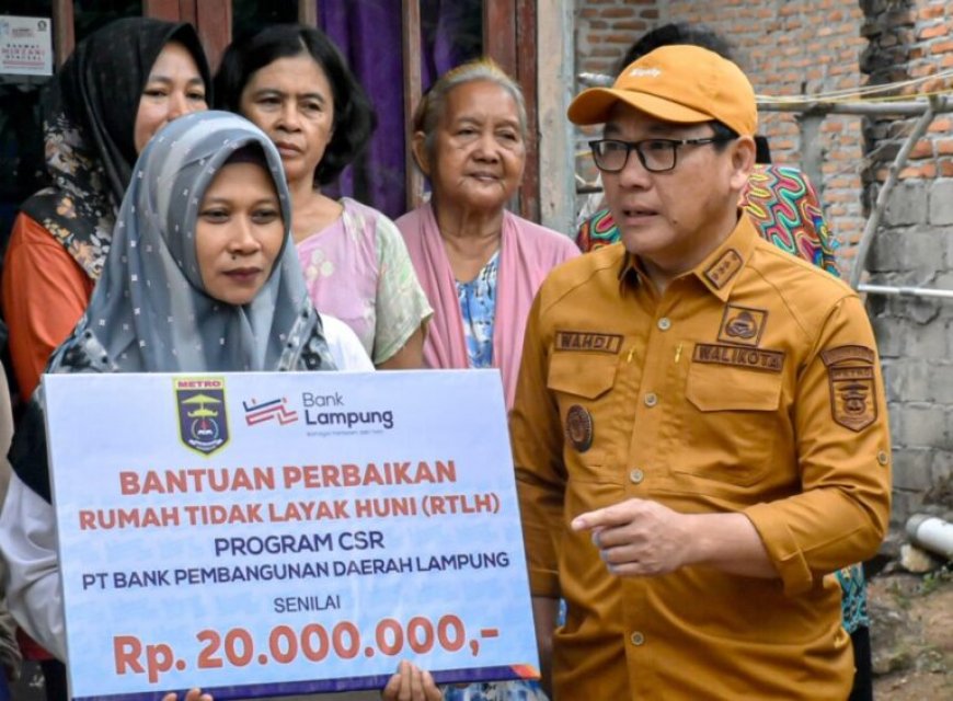 Wali Kota Metro Serahkan Bantuan CSR Senilai Rp 20 Juta untuk Perbaikan Rumah Warga