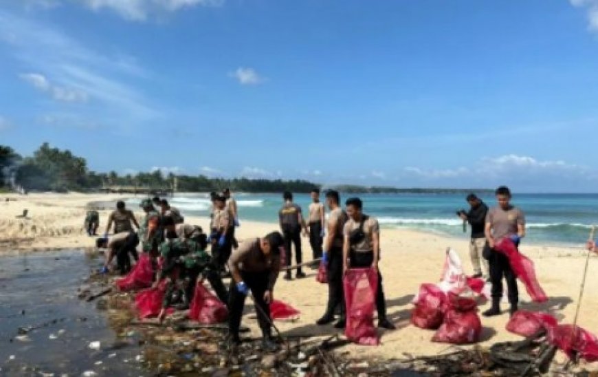 Polres Pesisir Barat dan Komunitas Krui Kecah Ko Bersihkan Pantai Labuhan Jukung