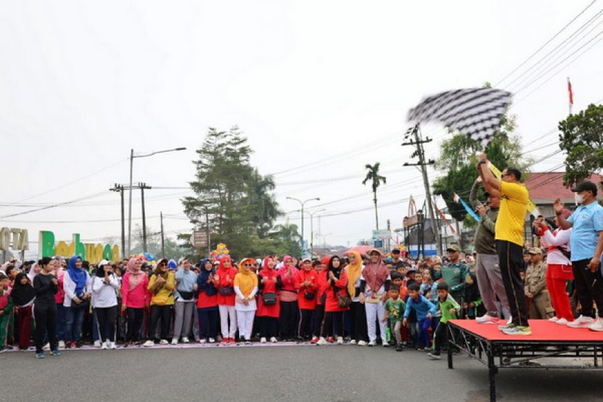 Pj. Bupati Lampung Barat Melepas Peserta Jalan Sehat Peringatan HUT ke-33 Kabupaten