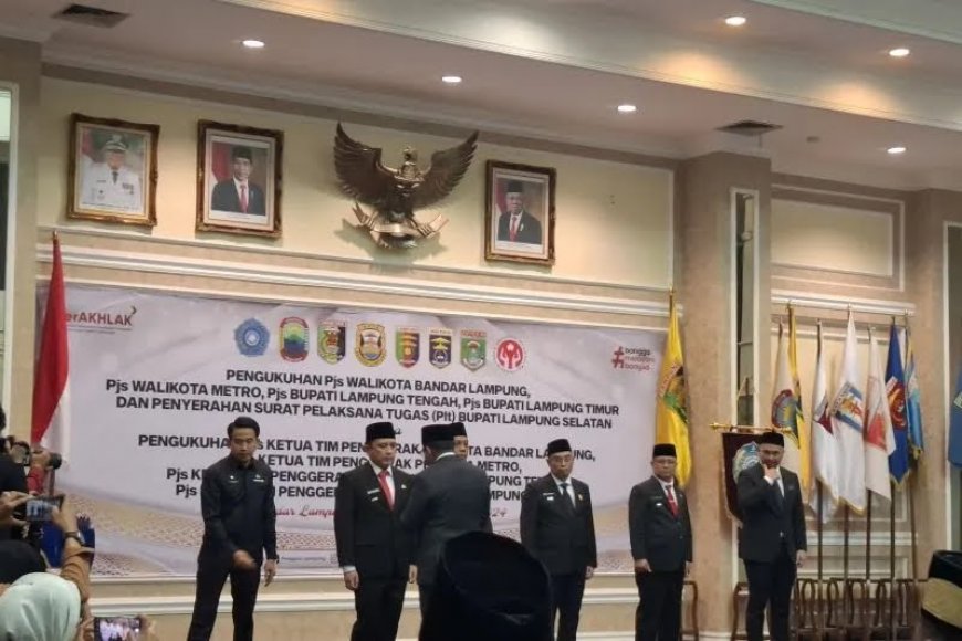 Pj Gubernur Lampung Lantik Empat Pjs dan Serahkan Surat Tugas Plt Kepala Daerah