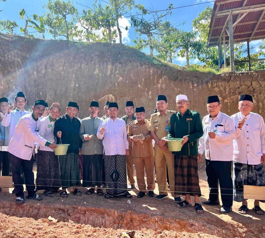 KH.M.Muslih Lamtim Lakukan Peletakan Batu Pertama Pembangunan Gedung MWC NU Sekincau