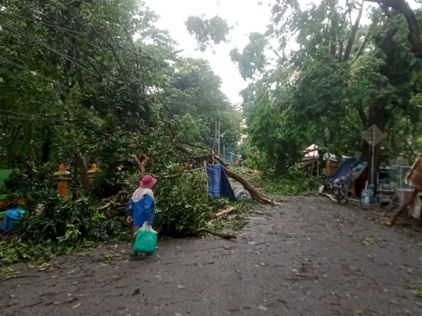 Muara Enim Dilanda Hujan Badai, Puluhan Atap Rumah Rusak dan Listrik Padam