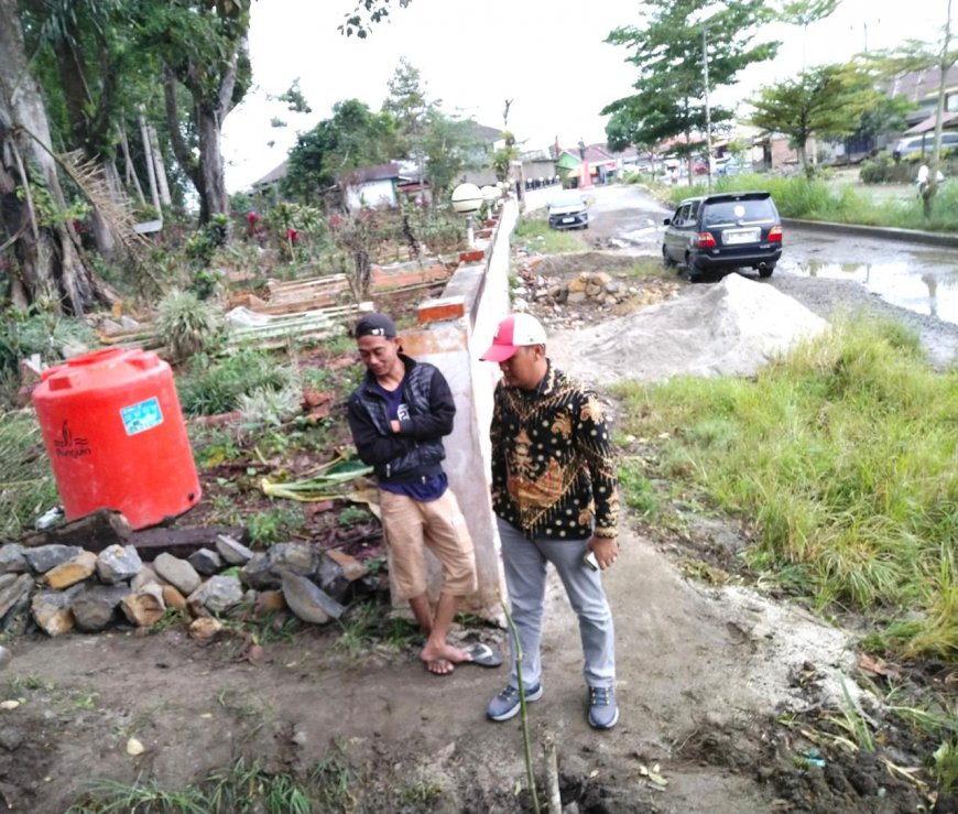 Anggota DPRD Lampung Barat Tinjau Pembangunan Drainase di Tanjung Raya