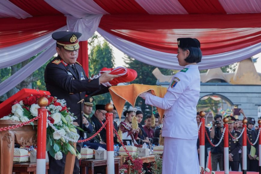 Kapolda Lampung Irjen Pol. Helmy Santika Inspektur Upacara Penurunan Bendera HUT ke-80 RI