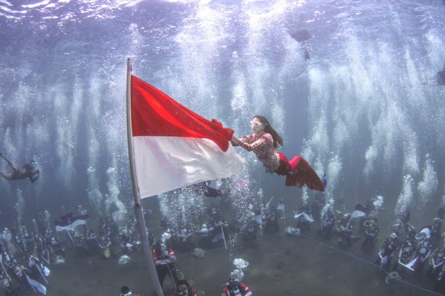 Sherly Tjoanda Si ‘Gubernur Mermaid’, Catat Sejarah Upacara Bawah Laut